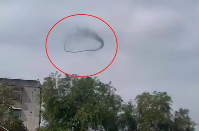 UFO出没？福建龙海上空拍到不明飞行物，黑色椭圆形，它是什么？752 / 作者:八神霜烈 / 帖子ID:127364