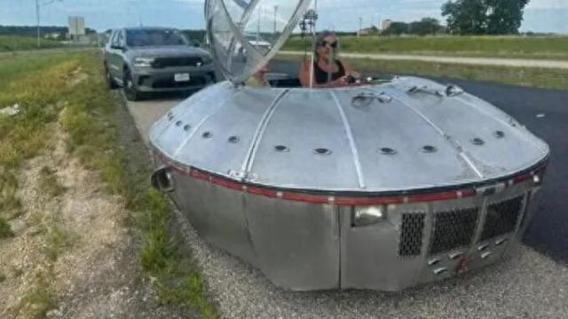 美国警察公路上拦下“UFO”，将“宇宙飞船”照片发上网526 / 作者:火柴200502 / 帖子ID:127632