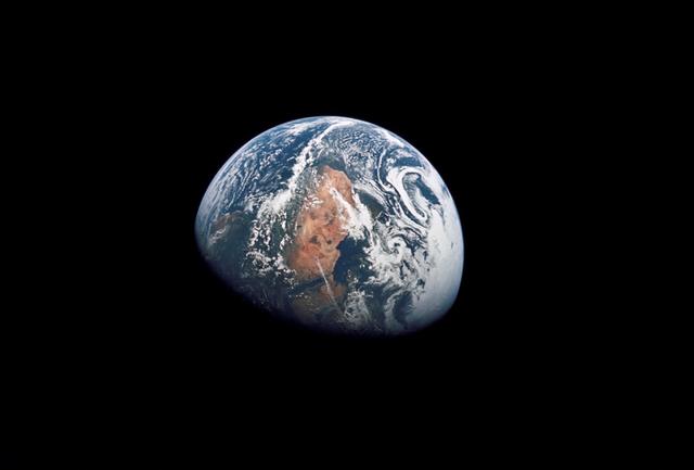 地球的质量为60万亿亿吨，为何能漂浮太空，而不是向下跌落？245 / 作者:王丽梅 / 帖子ID:127778