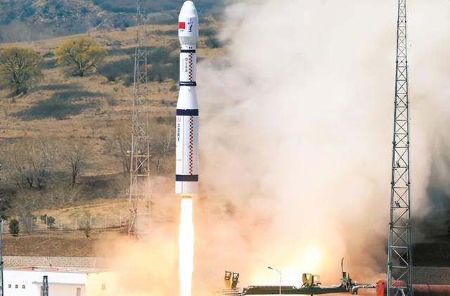 巨型UFO现身阿拉斯加上空，美专家称是中国火箭，真相究竟是啥？446 / 作者:摩天一人虐 / 帖子ID:127812