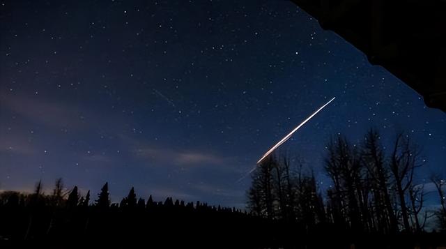 巨型UFO现身阿拉斯加上空，美专家称是中国火箭，真相究竟是啥？210 / 作者:摩天一人虐 / 帖子ID:127812