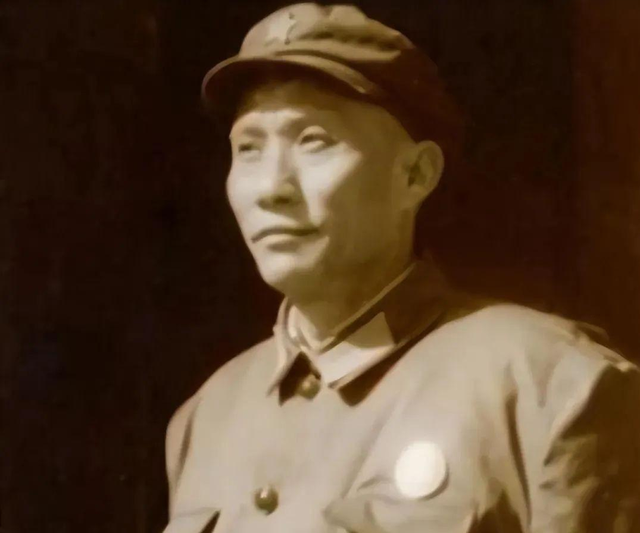 1940年彭老总要枪毙逃兵，毛主席心软，没想到救下个未来司令员-3.jpg