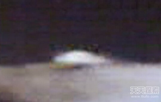 停留在月球表面的碟形UFO674 / 作者:UFO爱好者 / 帖子ID:80412