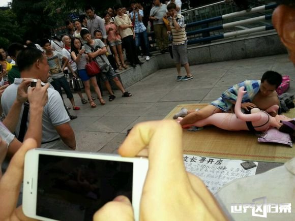 重庆男子当街与充气娃娃激战 惊呆众人813 / 作者:UFO爱好者 / 帖子ID:68584