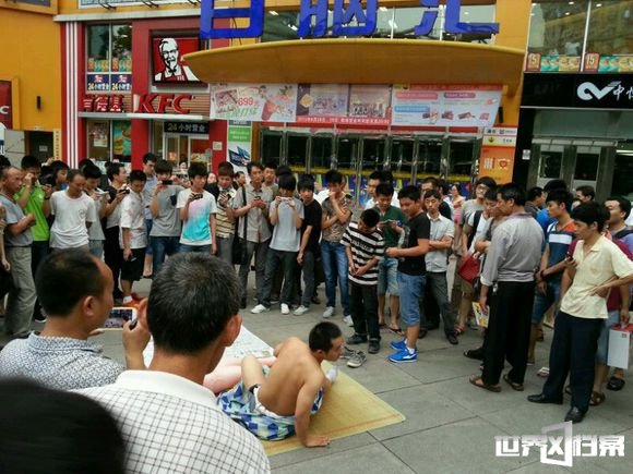 重庆男子当街与充气娃娃激战 惊呆众人630 / 作者:UFO爱好者 / 帖子ID:68584