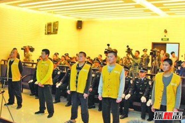 惨不忍睹!盘点发生的斗殴事件,广州地铁两人口角斗殴(血迹斑斑)646 / 作者:UFO爱好者 / 帖子ID:104895