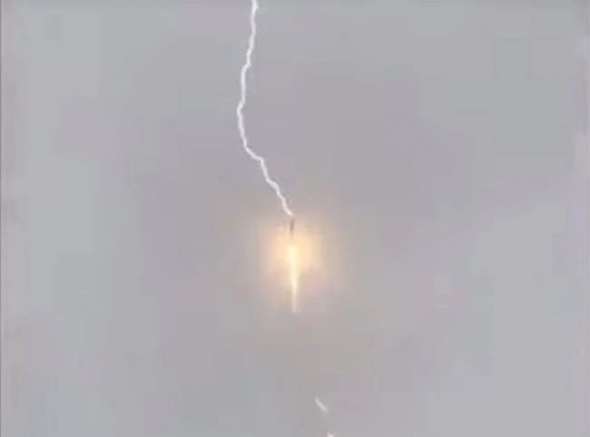 俄罗斯火箭升空时被闪电击中 依然发射成功465 / 作者:UFO爱好者 / 帖子ID:85204 俄罗斯火箭升空时被闪电击中 依然发射成功465 / 作者:UFO爱好者 / 帖子ID:85204