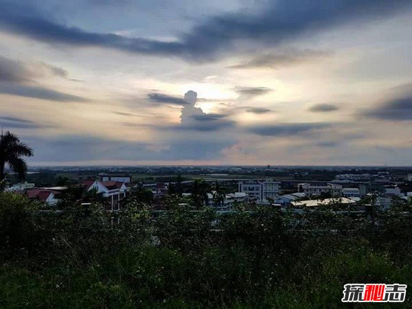 三个佛祖出现天空图 佛祖显灵普度众生（谣言）669 / 作者:UFO爱好者 / 帖子ID:105101