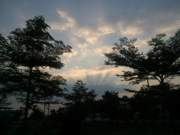 丁达尔效应是什么现象?光线穿过胶体出现明亮通道766 / 作者:UFO爱好者 / 帖子ID:82995