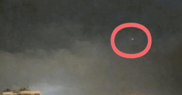 西班牙雷暴天现UFO 银色光圈在空中盘旋场面让人震撼840 / 作者:UFO爱好者 / 帖子ID:103787
