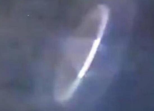 西班牙雷暴天现UFO 银色光圈在空中盘旋场面让人震撼821 / 作者:UFO爱好者 / 帖子ID:103787