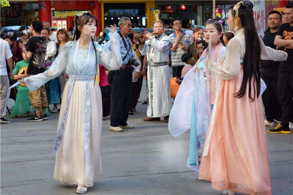 汉服6米摆什么意思 汉服怎么选择裙摆规格745 / 作者:UFO爱好者 / 帖子ID:89283