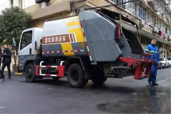 湿垃圾用什么装 先倒到袋子里再进行破袋处理334 / 作者:UFO爱好者 / 帖子ID:89028