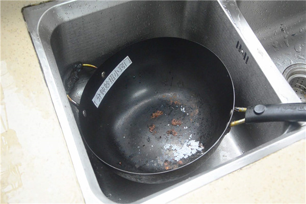 铁锅里的厚厚的黑垢 可以用小苏打清水进行清洗351 / 作者:UFO爱好者 / 帖子ID:89105