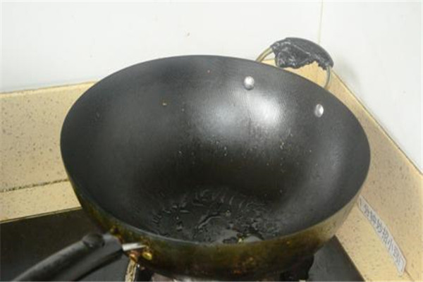 铁锅里的厚厚的黑垢 可以用小苏打清水进行清洗365 / 作者:UFO爱好者 / 帖子ID:89105