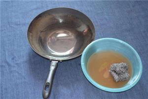 铁锅里的厚厚的黑垢 可以用小苏打清水进行清洗64 / 作者:UFO爱好者 / 帖子ID:89105
