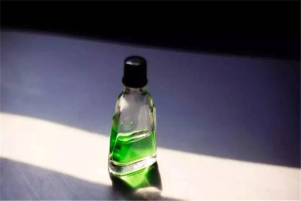 去除玻璃上贴纸的方法 花露水能去除玻璃上的贴纸吗774 / 作者:UFO爱好者 / 帖子ID:84374
