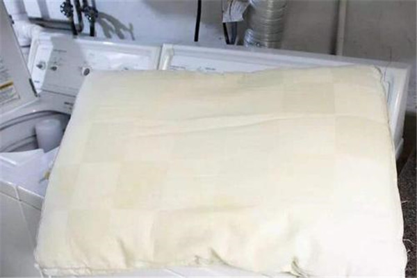 枕芯不能拆发黄怎么洗 枕芯发黄的原因有哪些135 / 作者:UFO爱好者 / 帖子ID:83517