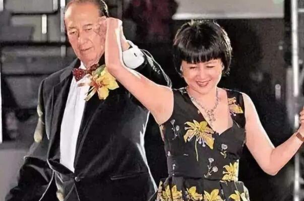何鸿燊为什么能娶四个老婆 赌王的四房太太都是合法的吗859 / 作者:UFO爱好者 / 帖子ID:82189