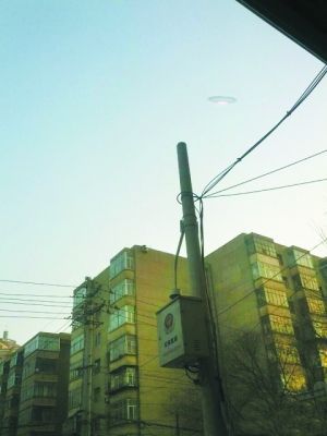 北京西南方向天空现不明飞行物ufo(图)700 / 作者:UFO爱好者 / 帖子ID:88279