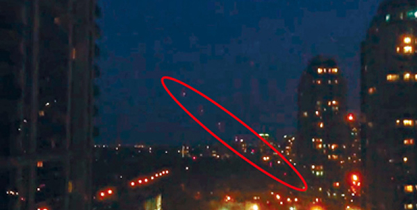 UFO现身加拿大多伦多夜空945 / 作者:UFO爱好者 / 帖子ID:83383 UFO现身加拿大多伦多夜空945 / 作者:UFO爱好者 / 帖子ID:83383