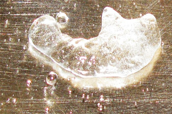 莱顿弗罗斯特效应：一滴水珠接触到高温铁板 能悬浮30秒87 / 作者:UFO爱好者 / 帖子ID:80135