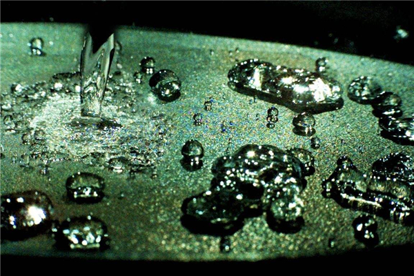 莱顿弗罗斯特效应：一滴水珠接触到高温铁板 能悬浮30秒714 / 作者:UFO爱好者 / 帖子ID:80135