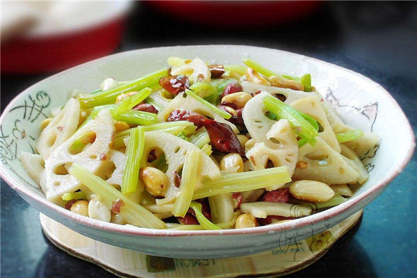 芹菜和莲藕能一起吃吗 能，两者性寒（与萝卜搭配更好）65 / 作者:UFO爱好者 / 帖子ID:89892