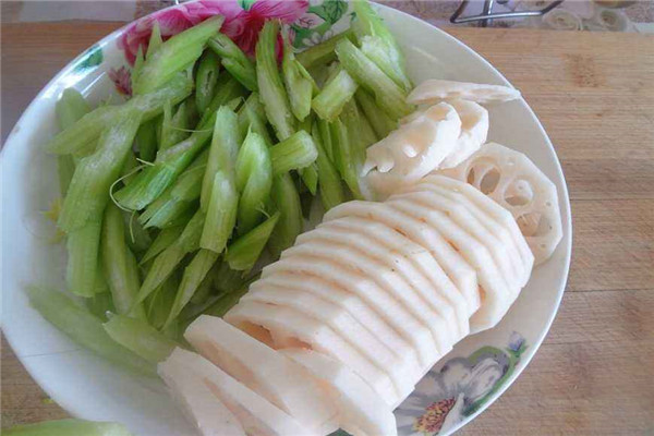 芹菜和莲藕能一起吃吗 能，两者性寒（与萝卜搭配更好）306 / 作者:UFO爱好者 / 帖子ID:89892