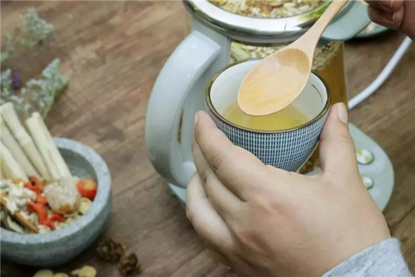 茅根竹蔗水不宜的人群 孕妇和体质虚弱者（属性过寒）801 / 作者:UFO爱好者 / 帖子ID:89776