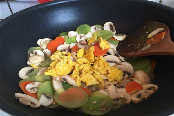鸡蛋蘑菇能一起吃吗 鸡蛋和蘑菇炒菜的做法995 / 作者:UFO爱好者 / 帖子ID:89641