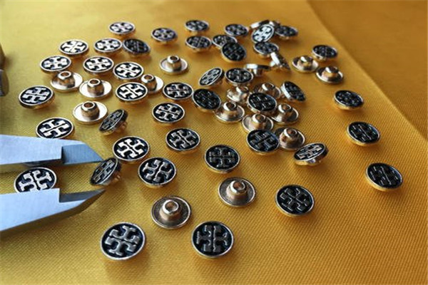 四合扣安装方法 四合扣的用途(皮革/布料均能使用)744 / 作者:UFO爱好者 / 帖子ID:89222