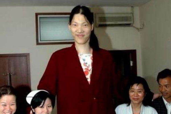世界最高的女人是谁?15岁身高超过姚明(睡2.83米的床)639 / 作者:UFO爱好者 / 帖子ID:94981