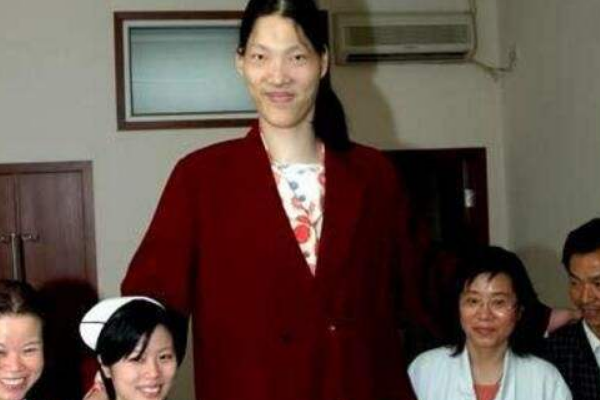 世界最高的女人姚德芬:一顿能吃6碗炒面(身高达2.33米)858 / 作者:UFO爱好者 / 帖子ID:93794