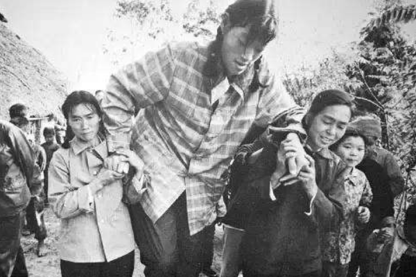 世界上最独一无二的10个女人:拥有4个乳房/16.8米长发246 / 作者:UFO爱好者 / 帖子ID:93739