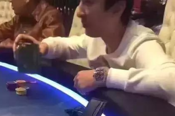 王思聪手表2000万 远看就像塑料表(却被称表中法拉利)169 / 作者:UFO爱好者 / 帖子ID:102290