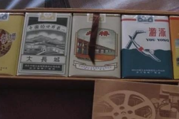 中国最贵十大名烟:第一镶嵌钻石 第二3千一包215 / 作者:UFO爱好者 / 帖子ID:93356