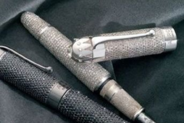 世界上最贵的一款钢笔:价值1.15亿元(镶嵌1919颗钻石)332 / 作者:UFO爱好者 / 帖子ID:92888