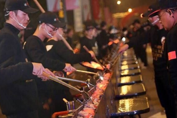 世界上最长的肉串:长达194.5米(使用600斤羊肉)289 / 作者:UFO爱好者 / 帖子ID:92371