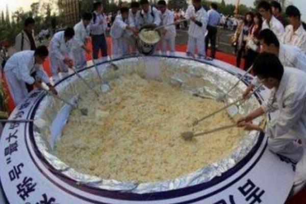 世界上最大的炒饭:足足花费15万元(炒出4吨重炒饭)273 / 作者:UFO爱好者 / 帖子ID:90652