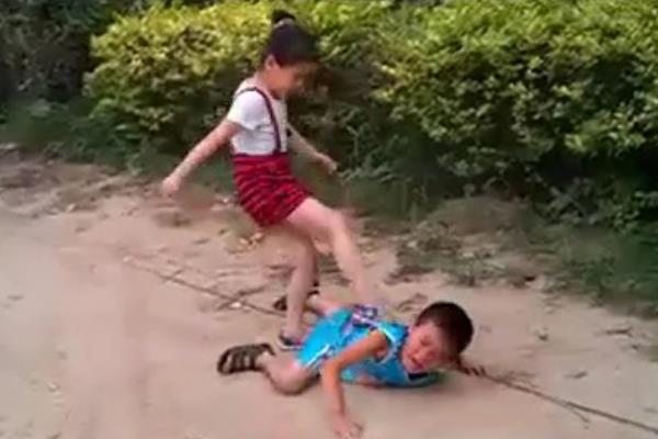 史上最牛小孩打架:女孩暴打男孩(家长竟在一旁助威)925 / 作者:UFO爱好者 / 帖子ID:101151