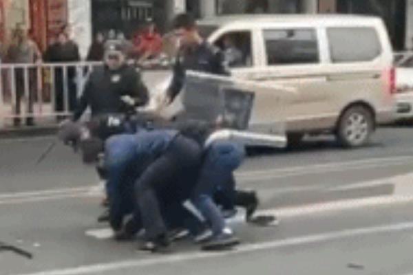 龙岩劫持公交车事件:持刀劫车8死25伤(与居委会有矛盾)105 / 作者:UFO爱好者 / 帖子ID:100841