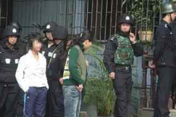 安徽持枪劫持人质事件:警方对峙嫌犯八小时(街头枪战)112 / 作者:UFO爱好者 / 帖子ID:100886