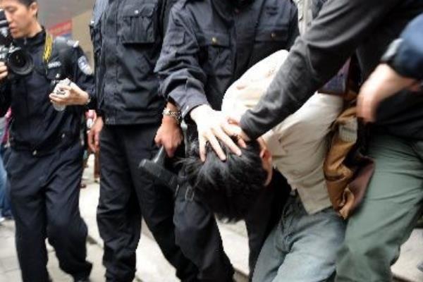 安徽持枪劫持人质事件:警方对峙嫌犯八小时(街头枪战)763 / 作者:UFO爱好者 / 帖子ID:100886