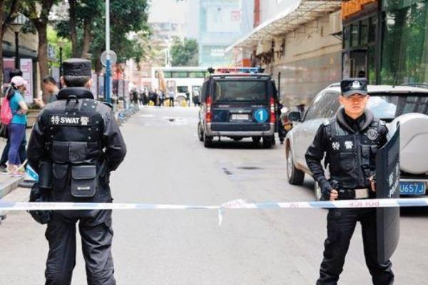 安徽持枪劫持人质事件:警方对峙嫌犯八小时(街头枪战)37 / 作者:UFO爱好者 / 帖子ID:100886