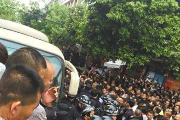 4·16昭通学生围攻城管事件真相:学生仅围观(未爆发冲突)307 / 作者:UFO爱好者 / 帖子ID:100808
