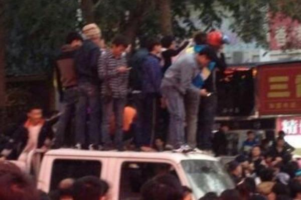 4·16昭通学生围攻城管事件真相:学生仅围观(未爆发冲突)650 / 作者:UFO爱好者 / 帖子ID:100808