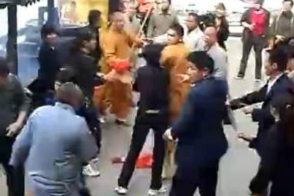 九华山和尚群殴事件处理结果:打人和尚赔偿游客三百元547 / 作者:UFO爱好者 / 帖子ID:100685