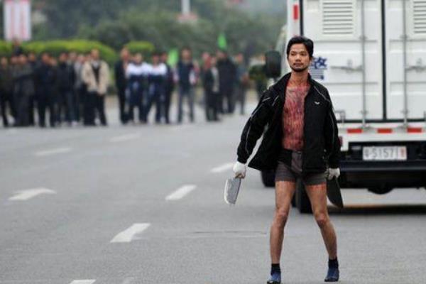 黎恩旺后来怎么了?东莞闹市双刀男被拘十天后释放462 / 作者:UFO爱好者 / 帖子ID:100510