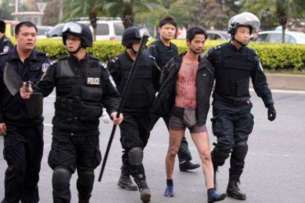 黎恩旺后来怎么了?东莞闹市双刀男被拘十天后释放94 / 作者:UFO爱好者 / 帖子ID:100510